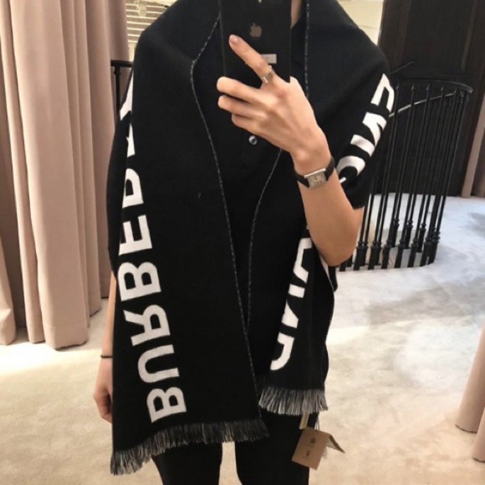 NWT Authentic Burberry London Wool Football Scarf - Picture 7 of 8